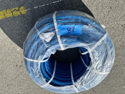 une photo d'un tuyau d'arrosage enroulé autour d'un skateboard
