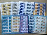un grand nombre de timbres qui sont sur la table