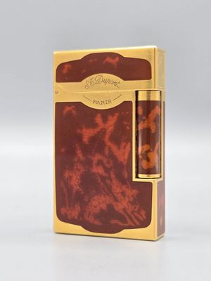 un gros plan d'un briquet posé sur une surface blanche