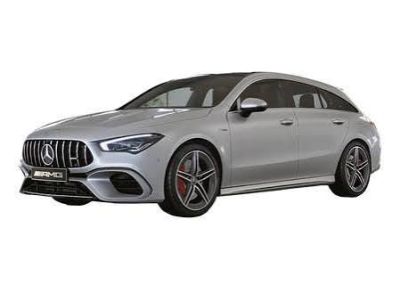 une Mercedes CLA argentée garée devant un fond blanc