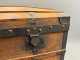 une vieille malle en bois munie d'un cadenas