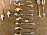 beaucoup de cuillères en argent et de cuillères à soupe sur une table