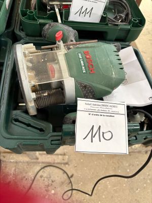 une boîte contenant une perceuse et d'autres outils