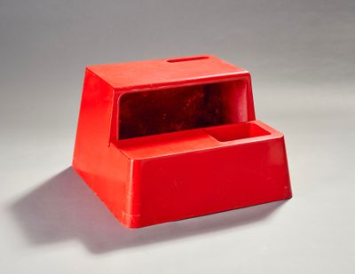 une boîte rouge posée sur une table