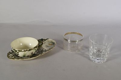 deux tasses et une soucoupe posées sur une table