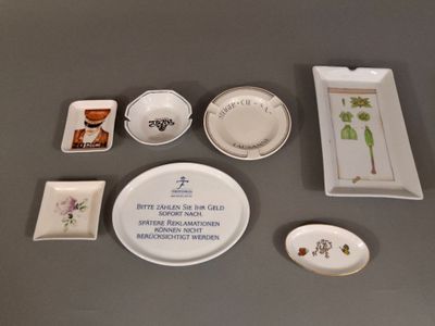 beaucoup d'assiettes et de bols sur la table