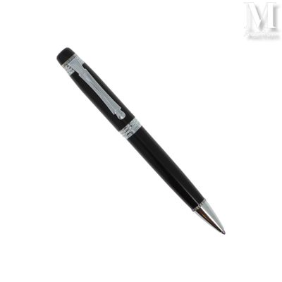 le stylo est noir et argenté, avec une pointe argentée