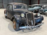 une vieille voiture garée dans un garage