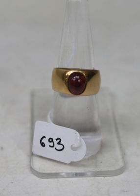une image représentant une bague en or sertie d'une pierre rouge