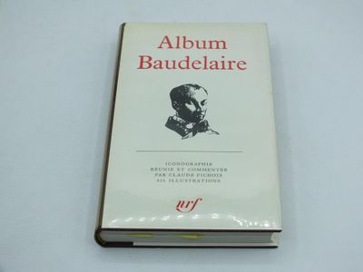 une image représentant un livre sur lequel figure le visage d'un homme
