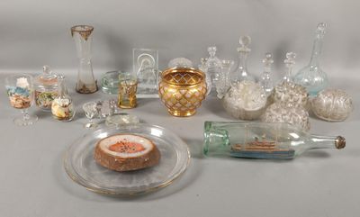 beaucoup d'objets en verre qui se trouvent sur la table