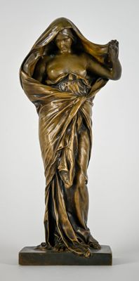 statue en bronze d'une femme tenant un bébé dans ses bras