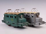 un petit train posé sur une surface blanche
