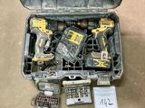 une boîte à outils avec des outils sur le sol