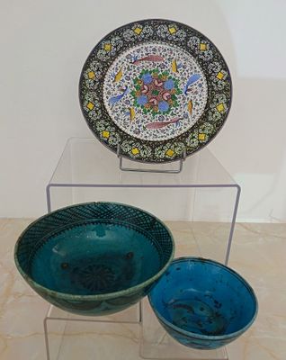 PERSE Assiette à décors émaillé polychrome de paons et deux …