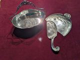 un bol en argent et une cuillère en argent posés sur une nappe rouge