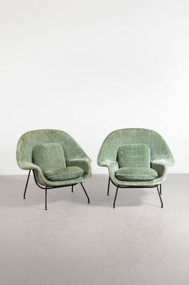 deux chaises vertes dans une pièce blanche aux murs blancs