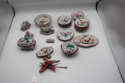 une boîte contenant tout un tas de petits plats et de cuillères