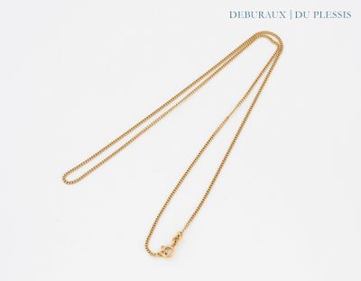 un collier en or avec un pendentif en forme de cœur sur fond blanc