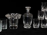 de nombreux verres et une carafe posés sur une table