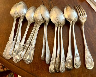 beaucoup de cuillères en argent et de cuillères sur une table