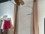 une photo d'une chambre avec un lit sur lequel est posé un chapeau