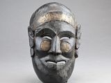 une image représentant un masque en bois sur lequel est représenté un visage