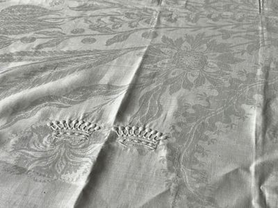 une photo d'un lit recouvert d'une couette blanche
