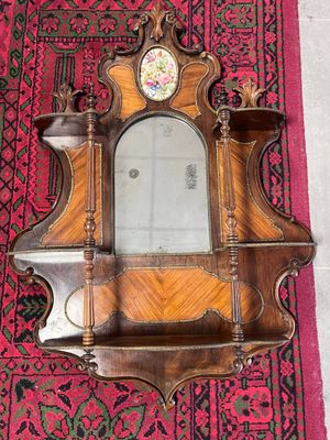 une étagère en bois surmontée d'un miroir