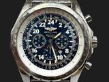une montre en argent avec un cadran bleu sur fond noir