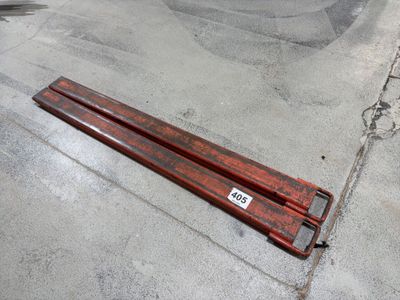 un skateboard posé par terre près d'une rampe de skateboard
