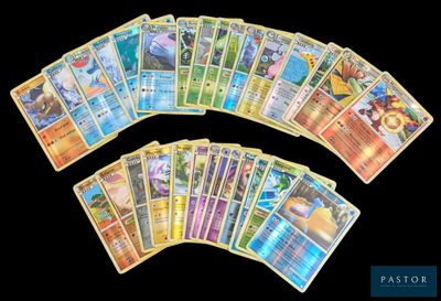 les cartes pokémon sont toutes alignées et prêtes à être jouées