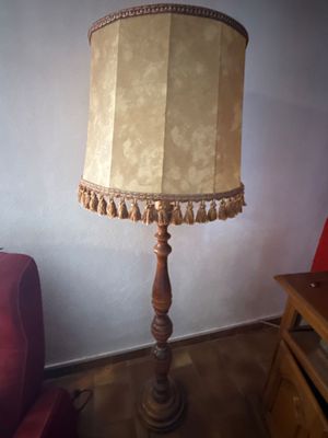 une lampe posée sur une table dans une pièce
