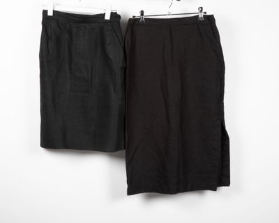un pantalon noir accroché à un mur blanc