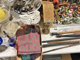 une table encombrée, couverte d'objets divers et variés