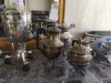 une table sur laquelle se trouvent de nombreux objets en argent
