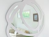 un miroir accroché au mur d'une pièce