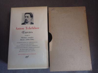 un livre ouvert sur lequel figure l'image d'un homme en costume
