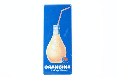 un jus d'orange avec une paille, dans une bouteille en verre munie d'une paille