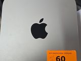 un ordinateur Apple posé sur un bureau, à côté d'un clavier