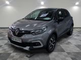 la voiture grise est garée sur un sol en damier dans le garage