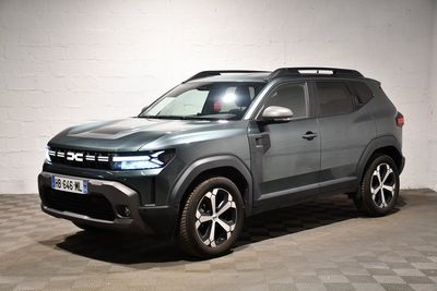 Le SUV gris est garé dans un garage dont le sol est en damier.
