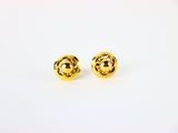 une paire de boucles d'oreilles en or sur fond blanc