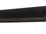 un couteau posé sur un porte-couteau
