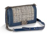 un sac à main bleu et blanc muni d'une bandoulière en chaîne, sur fond blanc