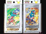 Deux cartes à collectionner Pokémon se trouvent dans l'emballage d'une boîte