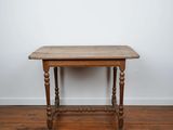 une vieille table en bois posée sur un parquet en bois massif
