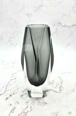 un vase noir et blanc posé sur une table en marbre