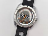 une montre posée sur une surface blanche