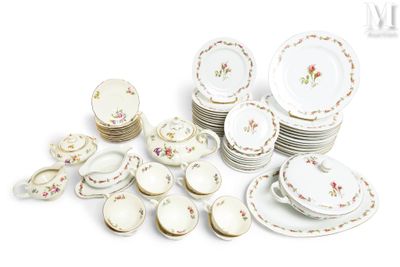 beaucoup d'assiettes et de bols sur la table